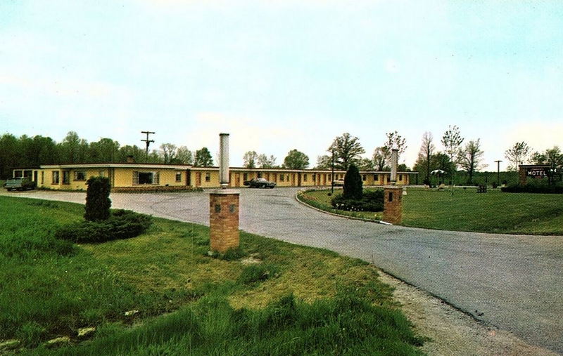 Speets Modern Motel (Websters Inn) - Vintage Postcard (newer photo)